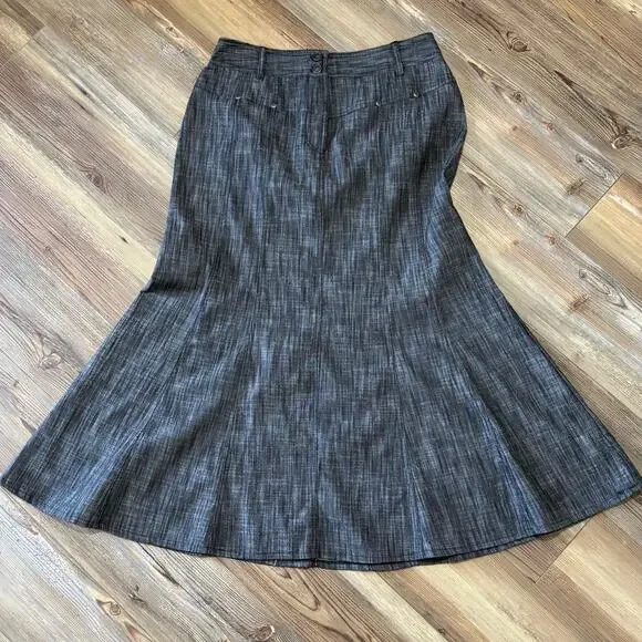 Larry Levine Size 8 stretch denim skirt heathered gray. Zip fly two button waist - Picture 2 of 9